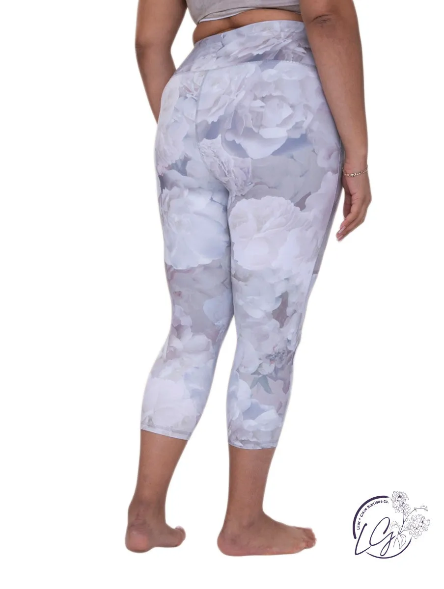 Curvy Winter Blooms Capri High-Waist Leggings