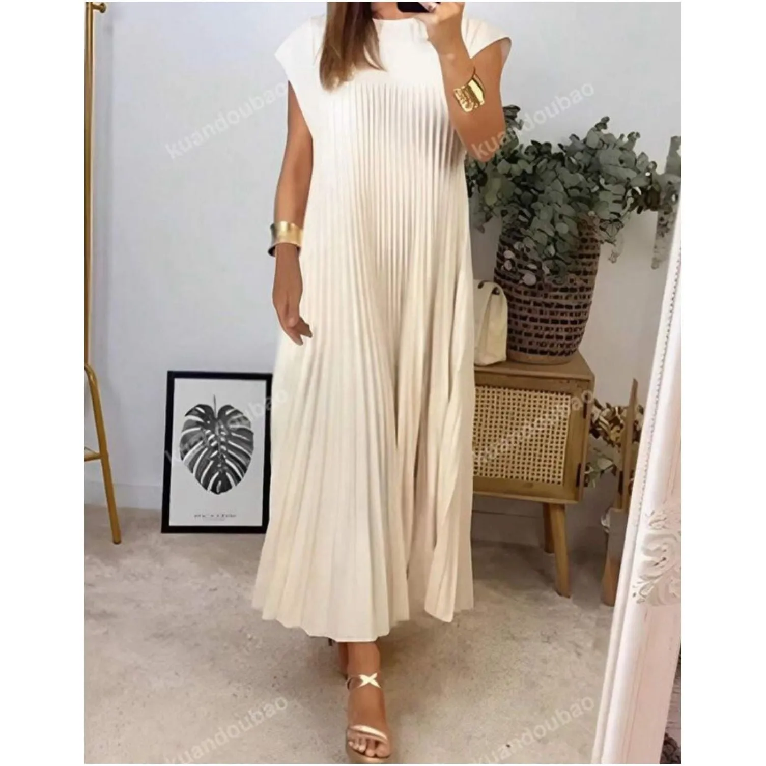 O-Neck sleeveless pleated elegant dress.